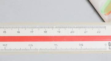 Régi vonalzók, benne paszpartuvágó, stb