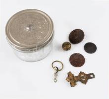 Utasi és utóda tejcréme, fém tetejű doboz, jelzett üveg, plusz néhány gomb.