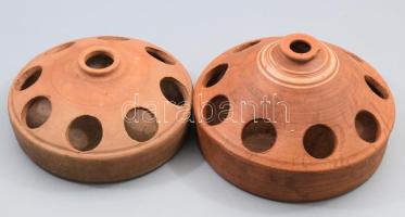 2 darab csibeitató. Alföld, cca 20. sz. középső harmada, kis sérüléssel, d: 18-20 cm