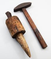 Kaszakalapáló kalapács, fába ékelt üllővel. cca 19. sz. vége, Alföld, h: 27-30 cm