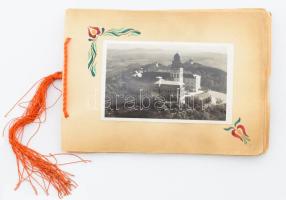 A Pannonhalmi Főapátságról készített egyedi album, 17 db beragasztott fotóval/képeslappal, zsinórfűzéses papírkötésben, helyenként sérülésekkel, egy kijáró lappal, 15x21 cm