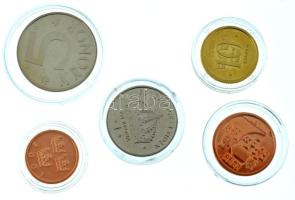 Svédország 2001. 50ö - 10K (4xklf) forgalmi sor műanyag tok nélkül, kapszulákban, verdei emlékéremmel T:UNC Sweden 2001. 50 Öre - 10 Kronor (4xdiff) coin set without the plastic case, in capsules, with a commemorative mint medallion C:UNC