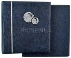 "NUMIS" kék műbőr négygyűrűs berakó album tokkal, összesen 7db berakólappal (140db férőhellyel) érmék számára + 10db osztatlan berakólappal. Újszerű állapotban