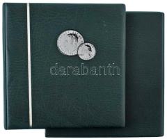 "NUMIS" zöld műbőr négygyűrűs berakó album tokkal, összesen 7db berakólappal (140db férőhellyel) érmék számára. Újszerű állapotban