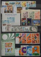 Szép színes tartalmas vegyes külföldi modern anyag 30 fekete lapos A4 berakóban sok tengerentúlival, benne teljes sorok és blokkok, kisívek, nagyon jó motívum kiadásokkal (Mi EUR 2.135.-) Világgyűjtőnek vagy továbbadásra ajánljuk. (a borítón benyomódás)