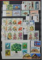 Szép színes tartalmas vegyes külföldi modern anyag 30 fekete lapos A4 berakóban sok tengerentúlival,...