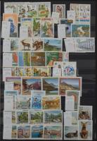 Szép színes tartalmas vegyes külföldi modern anyag 30 fekete lapos A4 berakóban sok tengerentúlival,...