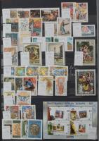 Szép színes tartalmas vegyes külföldi modern anyag 30 fekete lapos A4 berakóban sok tengerentúlival,...