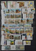 Szép színes tartalmas vegyes külföldi modern anyag 30 fekete lapos A4 berakóban sok tengerentúlival,...