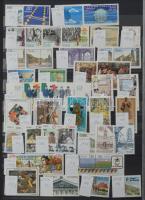 Szép színes tartalmas vegyes külföldi modern anyag 30 fekete lapos A4 berakóban sok tengerentúlival,...