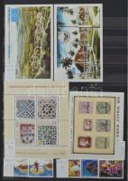 Szép színes tartalmas vegyes külföldi modern anyag 30 fekete lapos A4 berakóban sok tengerentúlival,...