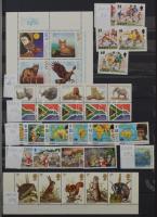 Szép színes tartalmas vegyes külföldi modern anyag 30 fekete lapos A4 berakóban sok tengerentúlival,...