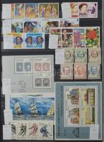 Szép színes tartalmas vegyes külföldi modern anyag 30 fekete lapos A4 berakóban sok tengerentúlival,...