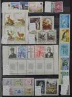 Szép színes tartalmas vegyes külföldi modern anyag 30 fekete lapos A4 berakóban sok tengerentúlival,...