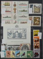 Szép színes tartalmas vegyes külföldi modern anyag 30 fekete lapos A4 berakóban sok tengerentúlival,...