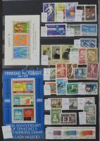 Szép színes tartalmas vegyes külföldi modern anyag 30 fekete lapos A4 berakóban sok tengerentúlival,...