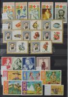 Szép színes tartalmas vegyes külföldi modern anyag 30 fekete lapos A4 berakóban sok tengerentúlival,...