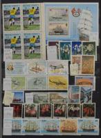 Szép színes tartalmas vegyes külföldi modern anyag 30 fekete lapos A4 berakóban sok tengerentúlival,...