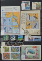 Szép színes tartalmas vegyes külföldi modern anyag 30 fekete lapos A4 berakóban sok tengerentúlival,...