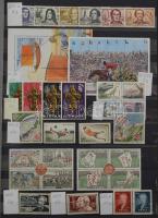 Szép színes tartalmas vegyes külföldi modern anyag 30 fekete lapos A4 berakóban sok tengerentúlival,...