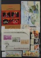 Szép színes tartalmas vegyes külföldi modern anyag 30 fekete lapos A4 berakóban sok tengerentúlival,...