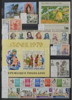 Szép színes tartalmas vegyes külföldi modern anyag 30 fekete lapos A4 berakóban sok tengerentúlival,...