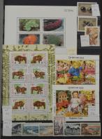 Szép színes tartalmas vegyes külföldi modern anyag 30 fekete lapos A4 berakóban sok tengerentúlival,...