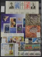 Szép színes tartalmas vegyes külföldi modern anyag 30 fekete lapos A4 berakóban sok tengerentúlival,...