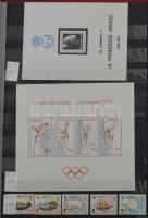 Szép színes tartalmas vegyes külföldi modern anyag 30 fekete lapos A4 berakóban sok tengerentúlival,...