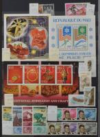 Szép színes tartalmas vegyes külföldi modern anyag 30 fekete lapos A4 berakóban sok tengerentúlival,...