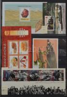 Szép színes tartalmas vegyes külföldi modern anyag 30 fekete lapos A4 berakóban sok tengerentúlival,...