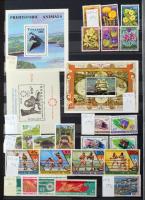 Szép színes tartalmas vegyes külföldi modern anyag 30 fekete lapos A4 berakóban sok tengerentúlival,...