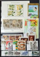 Szép színes tartalmas vegyes külföldi modern anyag 30 fekete lapos A4 berakóban sok tengerentúlival,...