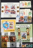 Szép színes tartalmas vegyes külföldi modern anyag 30 fekete lapos A4 berakóban sok tengerentúlival,...