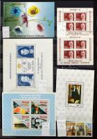 Szép színes tartalmas vegyes külföldi modern anyag 30 fekete lapos A4 berakóban sok tengerentúlival,...