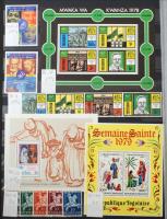 Szép színes tartalmas vegyes külföldi modern anyag 30 fekete lapos A4 berakóban sok tengerentúlival,...