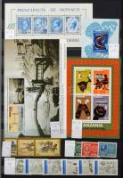 Szép színes tartalmas vegyes külföldi modern anyag 30 fekete lapos A4 berakóban sok tengerentúlival,...