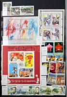 Szép színes tartalmas vegyes külföldi modern anyag 30 fekete lapos A4 berakóban sok tengerentúlival,...