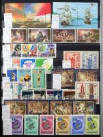 Szép színes tartalmas vegyes külföldi modern anyag 30 fekete lapos A4 berakóban sok tengerentúlival,...