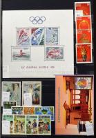 Szép színes tartalmas vegyes külföldi modern anyag 30 fekete lapos A4 berakóban sok tengerentúlival,...