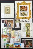 Szép színes tartalmas vegyes külföldi modern anyag 30 fekete lapos A4 berakóban sok tengerentúlival,...