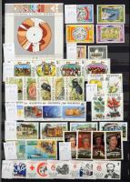 Szép színes tartalmas vegyes külföldi modern anyag 30 fekete lapos A4 berakóban sok tengerentúlival,...