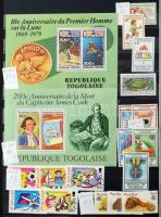 Szép színes tartalmas vegyes külföldi modern anyag 30 fekete lapos A4 berakóban sok tengerentúlival,...