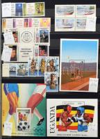 Szép színes tartalmas vegyes külföldi modern anyag 30 fekete lapos A4 berakóban sok tengerentúlival,...