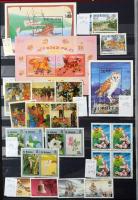 Szép színes tartalmas vegyes külföldi modern anyag 30 fekete lapos A4 berakóban sok tengerentúlival,...