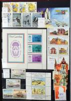 Szép színes tartalmas vegyes külföldi modern anyag 30 fekete lapos A4 berakóban sok tengerentúlival,...