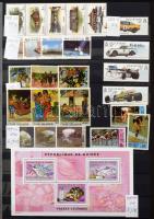 Szép színes tartalmas vegyes külföldi modern anyag 30 fekete lapos A4 berakóban sok tengerentúlival,...