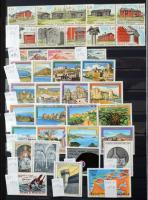 Szép színes tartalmas vegyes külföldi modern anyag 30 fekete lapos A4 berakóban sok tengerentúlival,...