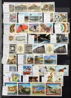 Szép színes tartalmas vegyes külföldi modern anyag 30 fekete lapos A4 berakóban sok tengerentúlival,...