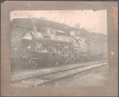 cca 1910 Gőzmozdony egy állomásnál, nagyméretű fotó kartonon, kissé sérült, foltos, 23,5x30 cm, kart...